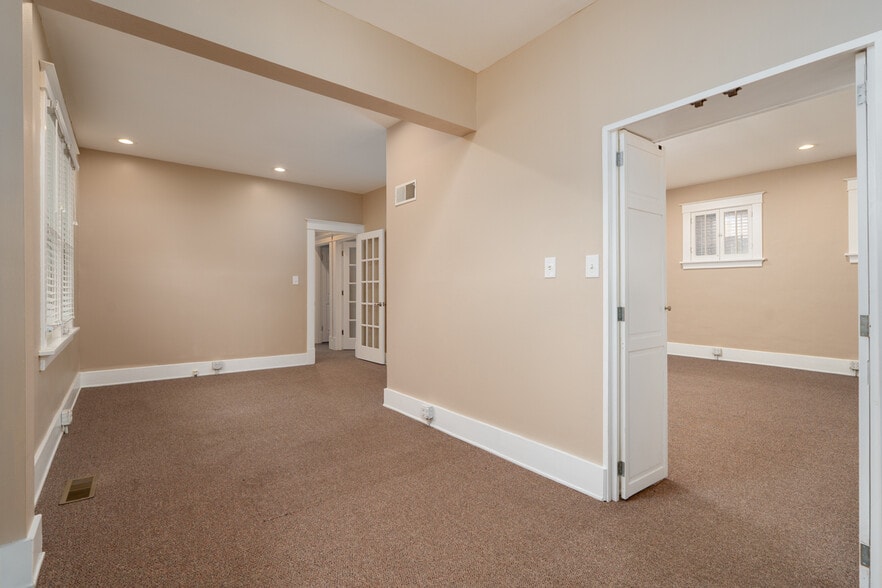 More Photos Of 240 S Buchanan St, Edwardsville Office For Sale