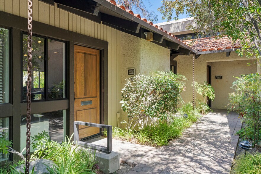 More Photos Of 23501 Park Sorrento, Calabasas Loft Creative Space For Sale