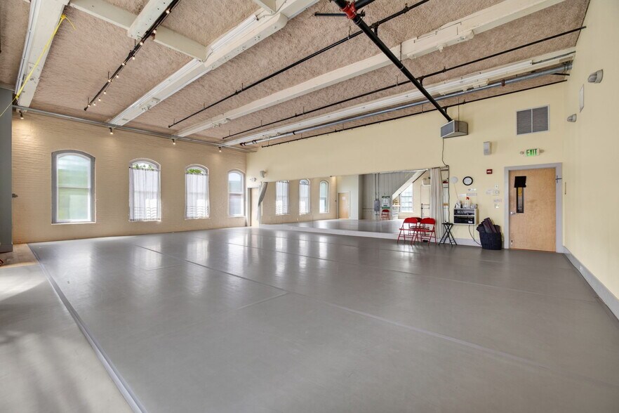 More Photos Of 420 Park St, Housatonic Flex For Sale