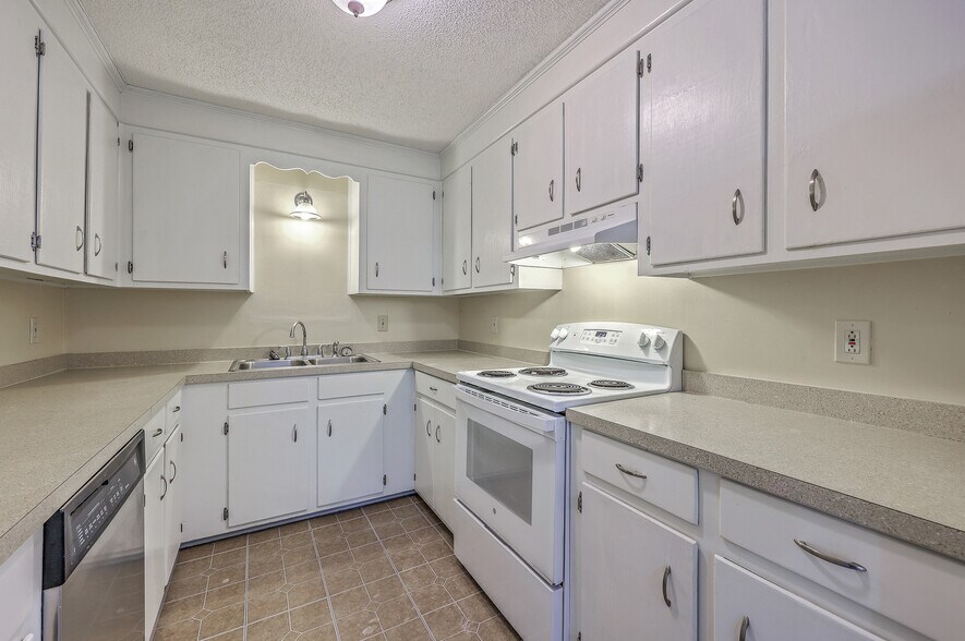 More Photos Of 106 Mayrant St, Summerville Office For Sale