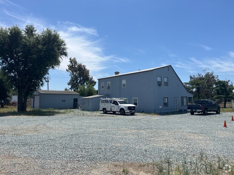 Primary Photo Of 922 Simmerhorn Rd, Galt Service For Sale