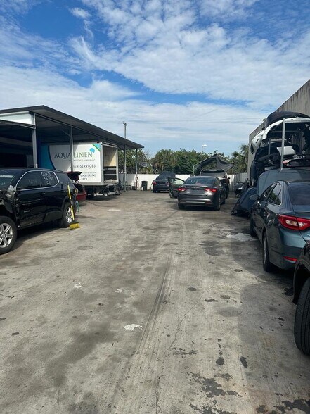 More Photos Of 1031 E 52nd St, Hialeah Warehouse For Lease