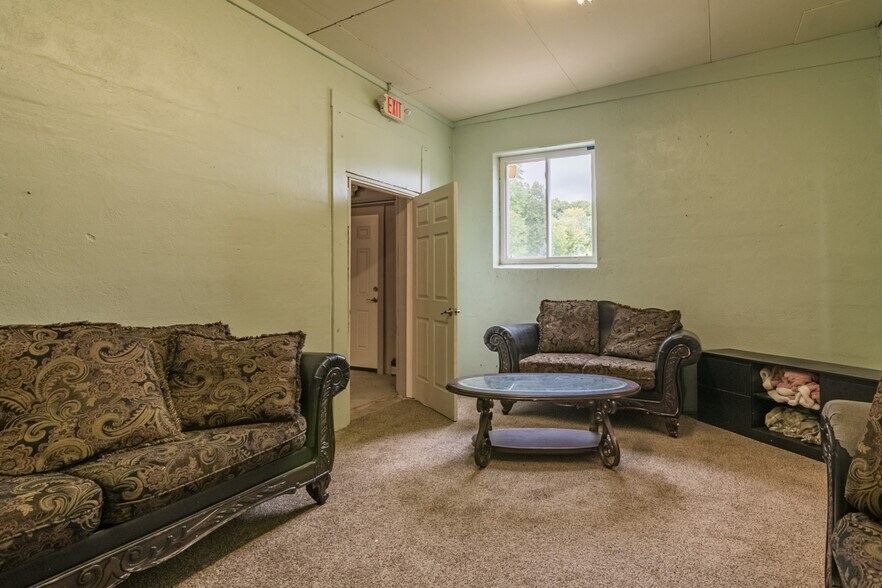 More Photos Of 167-169 Shaker Rd, East Longmeadow Veterinarian Kennel For Lease