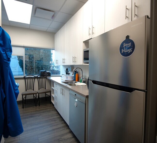 More Photos Of 1625 Oak Bay Ave, Victoria Office For Sale