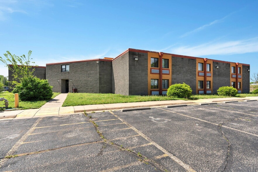 More Photos Of 3232 N Summit St, Arkansas City Hotel For Sale