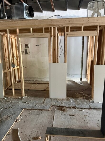 More Photos Of 430-436 W Commercial St, Springfield Storefront For Lease