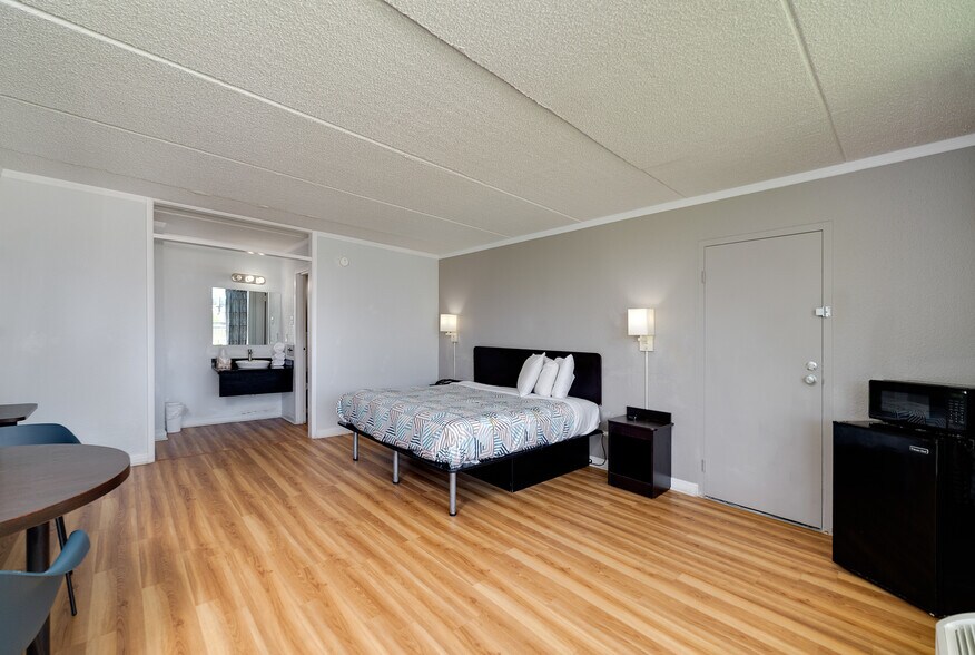 More Photos Of 1103 King Rd, Tifton Hotel For Sale