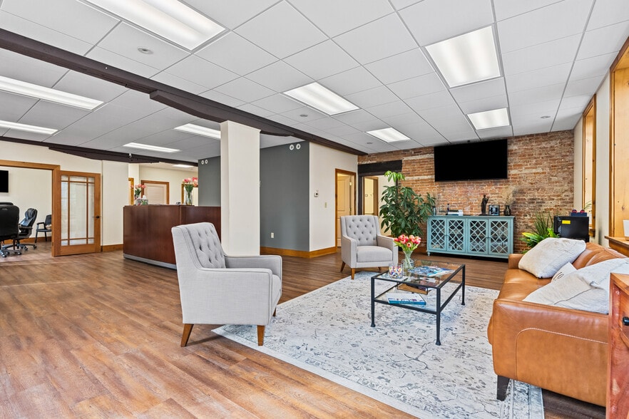 More Photos Of 501 Main St, Odessa Office For Sale