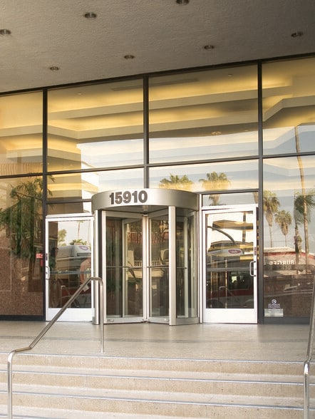 More Photos Of 15910 Ventura Blvd, Encino Office For Lease
