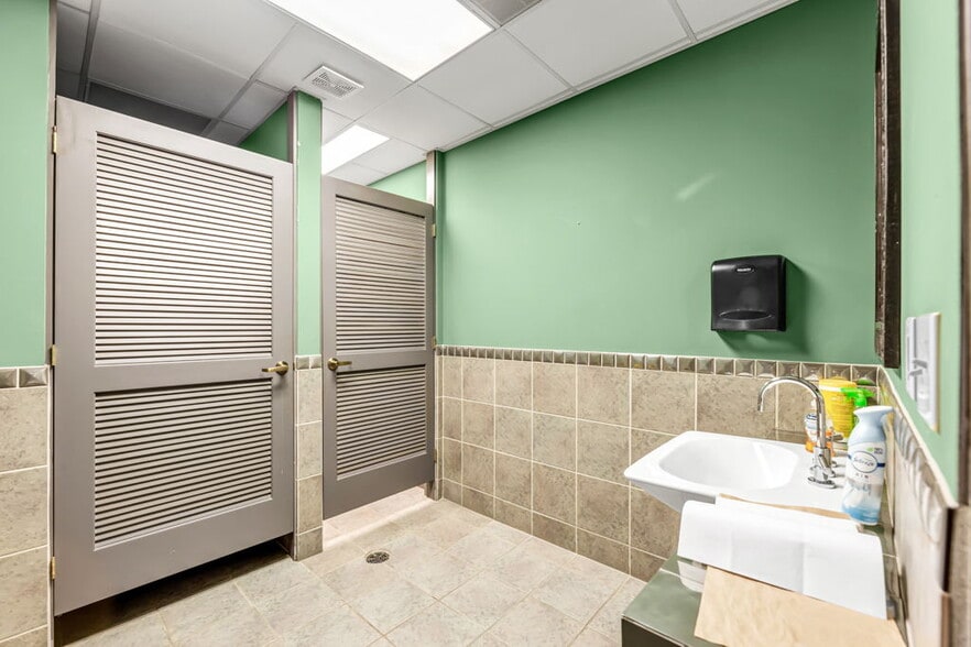 More Photos Of 115 Pomona Dr, Greensboro Office Residential For Lease