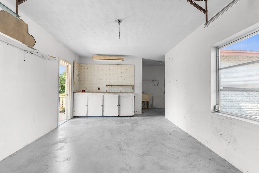 More Photos Of 11533 Spring Hill Dr, Spring Hill Office Residential For Sale