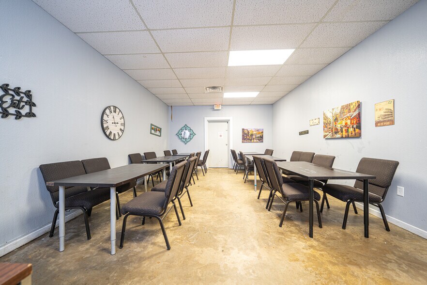 More Photos Of 1015 McCann Rd, Longview Office For Sale