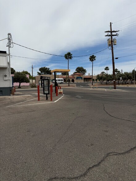 More Photos Of 7980 E Broadway Blvd, Tucson Fast Food For Lease