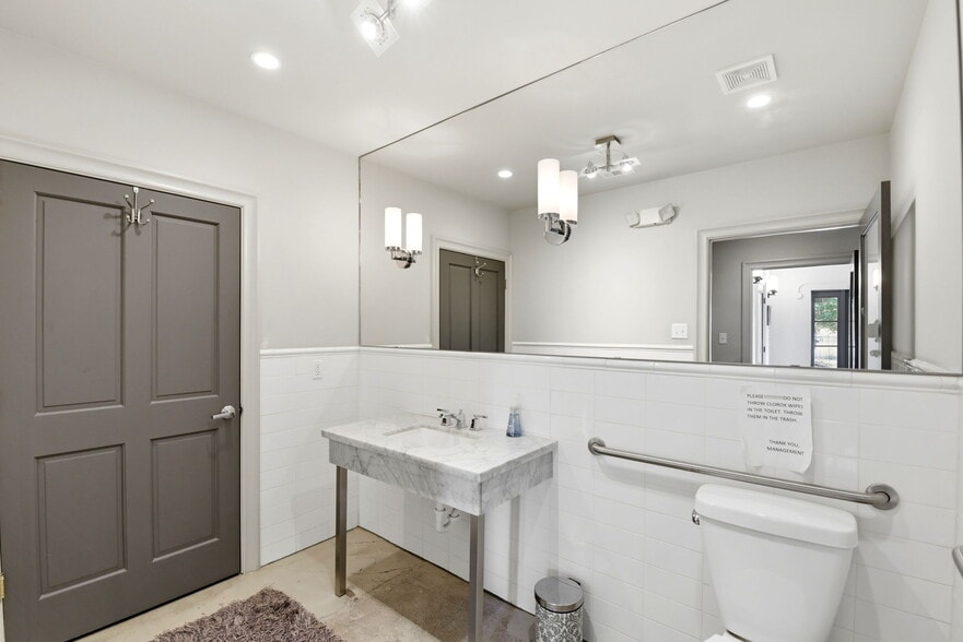 More Photos Of 603 W 11th St, Houston Office For Lease