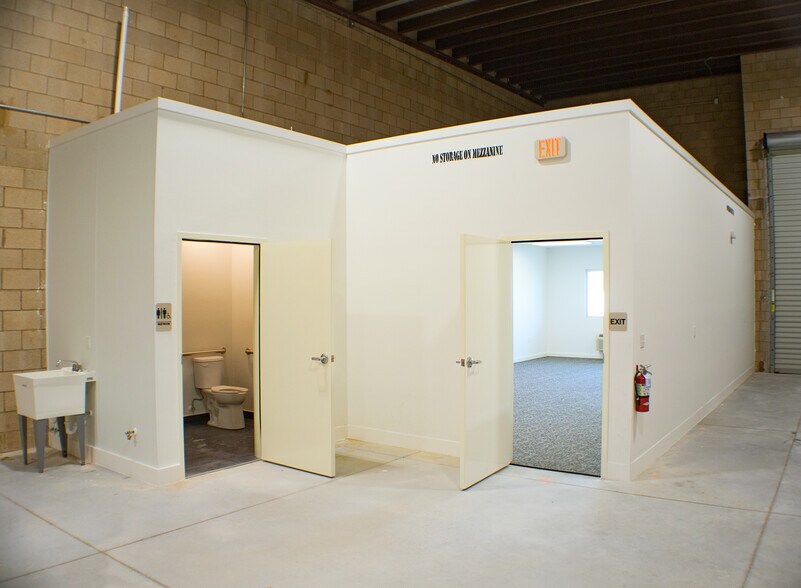 More Photos Of 3558 Plover Ave, Naples Light Manufacturing For Sale