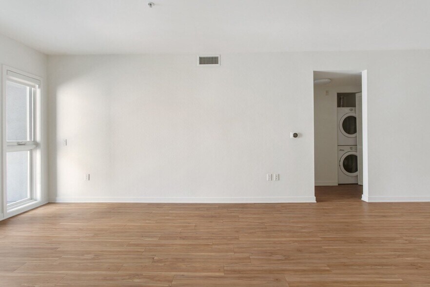 More Photos Of 214 Santa Monica Blvd, Santa Monica Apartments For Lease