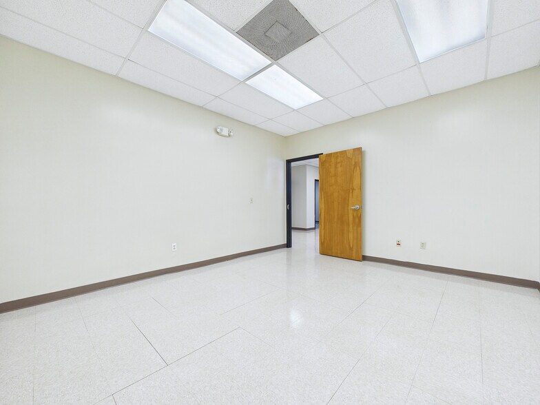 More Photos Of 230 N Old Saint Louis Rd, Wood River Industrial For Lease