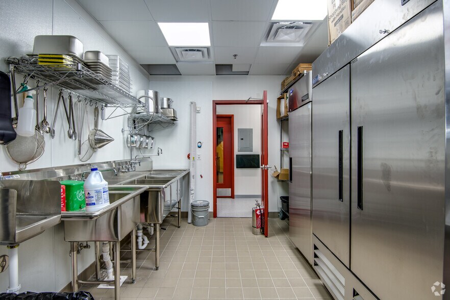 More Photos Of 733-737 N Milwaukee St, Milwaukee Restaurant For Lease