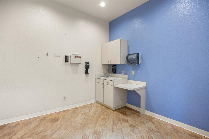 More Photos Of 1305 Paluxy Rd, Granbury Medical For Sale
