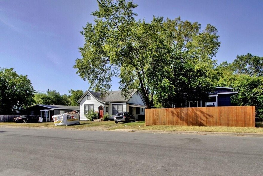 More Photos Of 607-611 Nelray Blvd, Austin Land For Sale