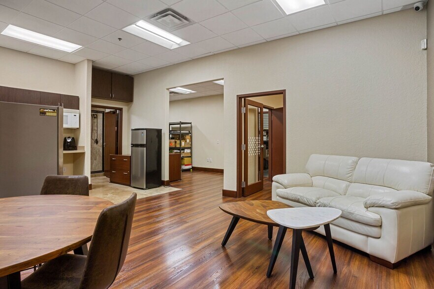 More Photos Of 8810 Commodity Cir, Orlando Showroom For Lease