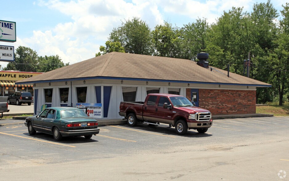 Primary Photo Of 508 Lexington St, Versailles Restaurant For Sale