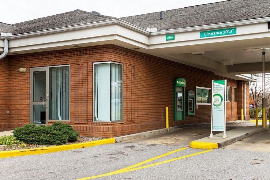 More Photos Of 690 Richmond Rd, Richmond Heights Bank For Lease