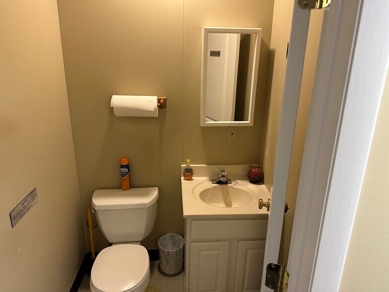 More Photos Of 1004 Princetown Rd, Schenectady Office For Lease