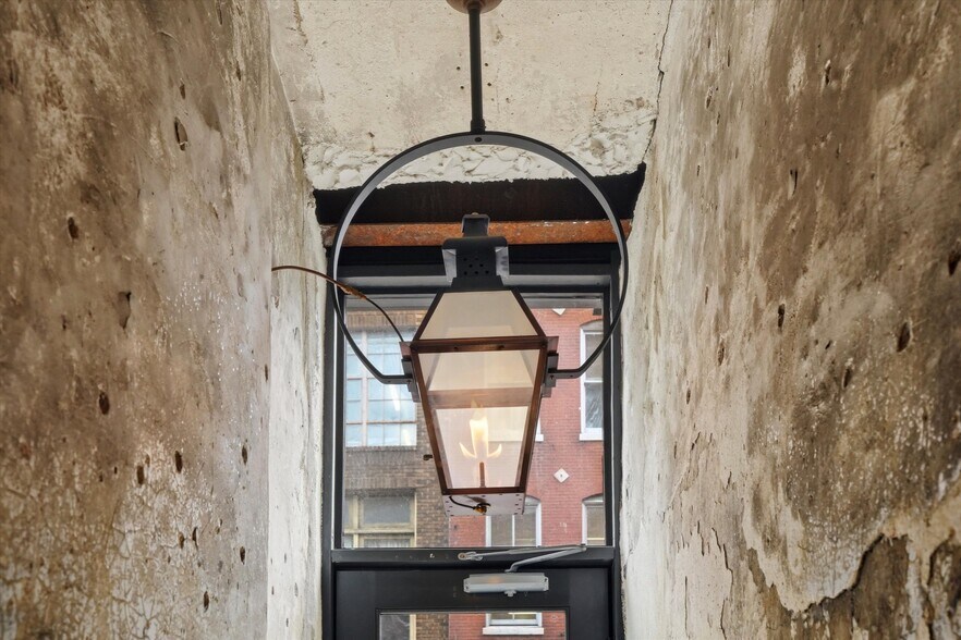 More Photos Of 140 N 2nd St, Philadelphia Hotel For Sale