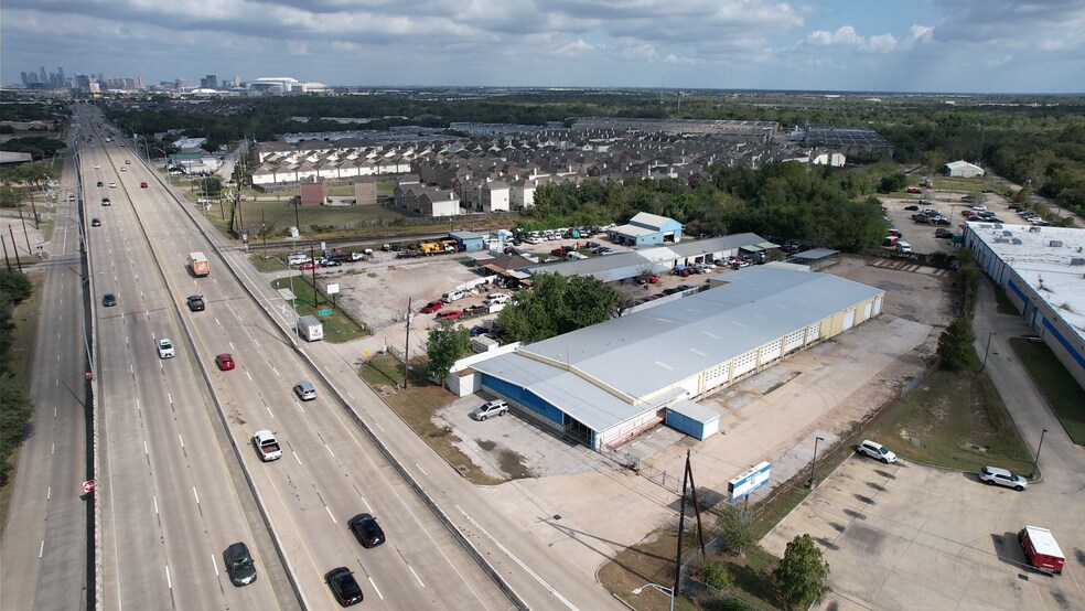 More Photos Of 11533 S Main St, Houston Warehouse For Lease