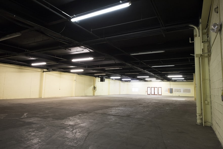 More Photos Of 122 Mill Rd, Oaks Warehouse For Lease