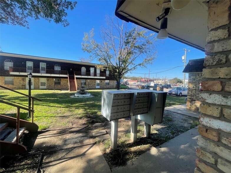 More Photos Of 106 E Josephine St, Weatherford Apartments For Sale