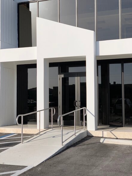 More Photos Of 198 NW 37th Ave, Miami Medical For Lease