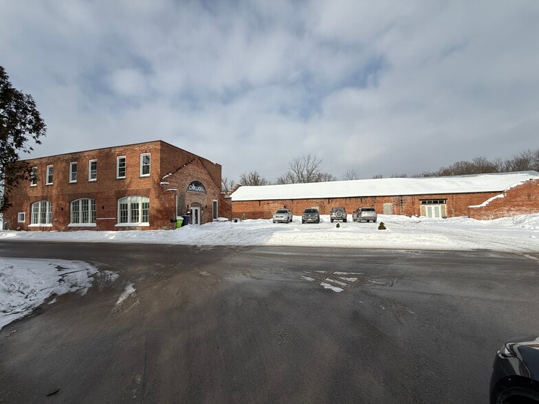 More Photos Of 11 Pottery Rd, Sullivan Unknown For Lease