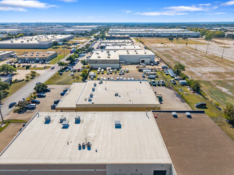 More Photos Of 10823 Sanden Dr, Dallas Flex For Lease