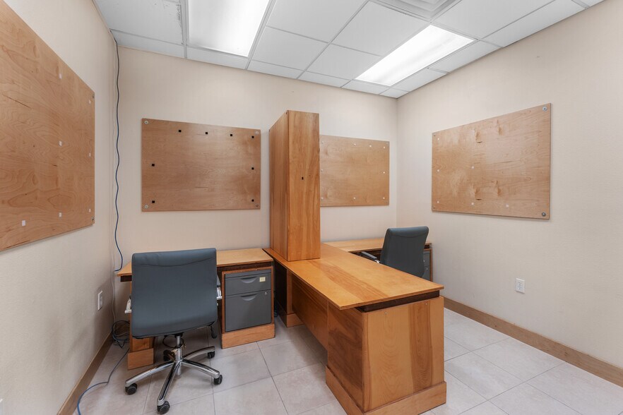 More Photos Of 4451 8th Ave S, Saint Petersburg Manufacturing For Lease