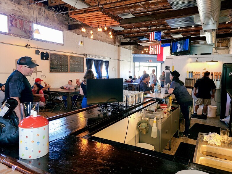 More Photos Of 221 6th St N, Texas City General Retail For Sale