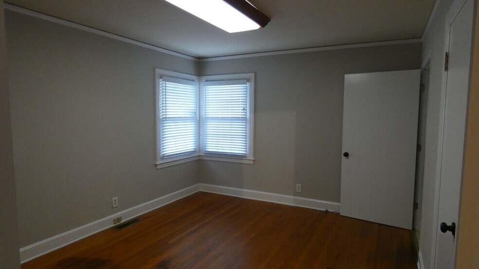 More Photos Of 2911 Middle Tennessee Blvd, Murfreesboro Office Residential For Lease
