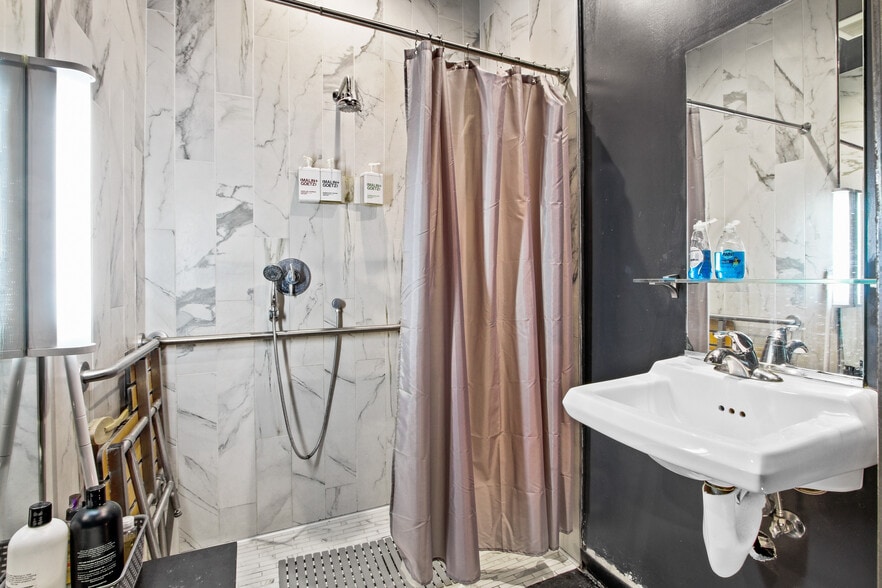 More Photos Of 1415 Wilshire Blvd, Santa Monica Freestanding For Lease