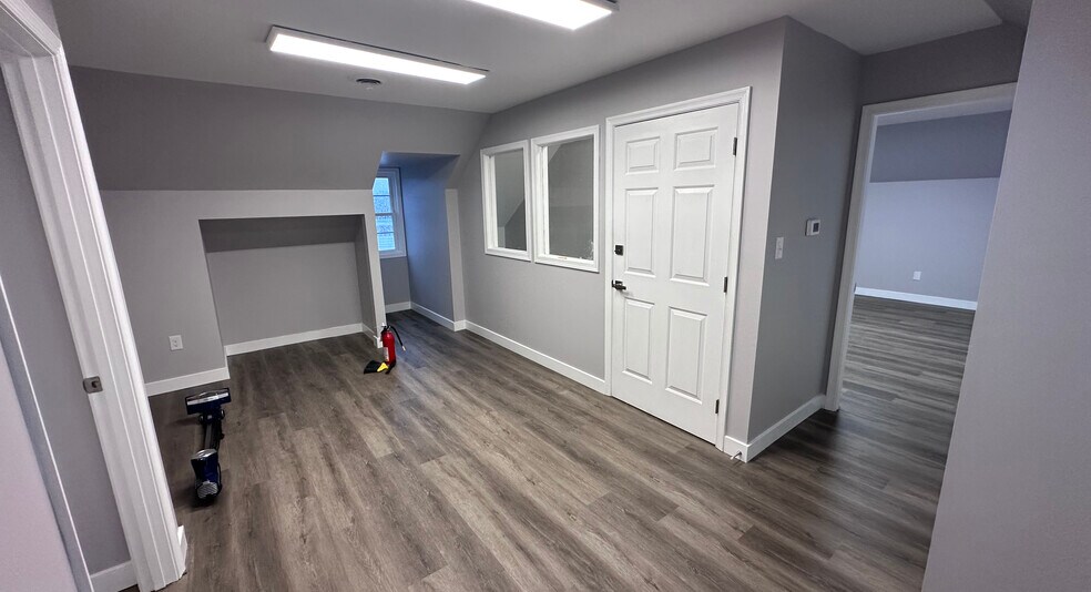 More Photos Of 21 Walnut Blvd, Petersburg Office For Lease