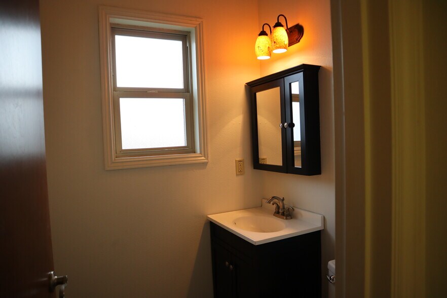 More Photos Of 4418-4420 NE St Johns Rd E, Vancouver Freestanding For Lease