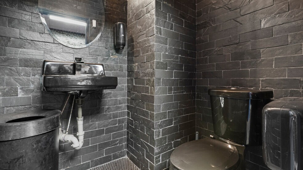 More Photos Of 516 Westheimer Rd, Houston Restaurant For Sale