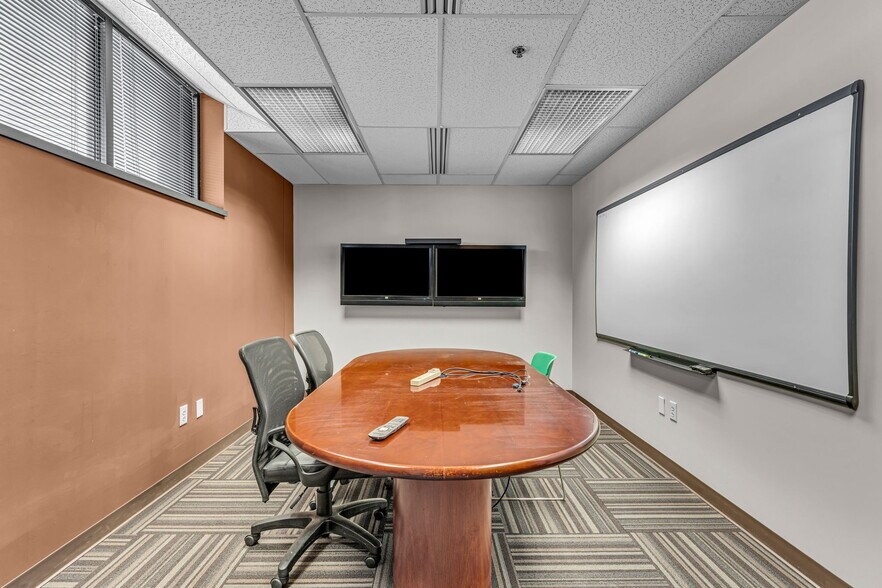 More Photos Of 400 SE Jefferson St, Topeka Flex For Sale