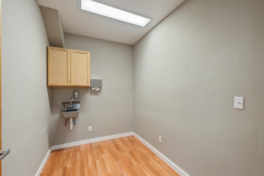 More Photos Of 441-433 30th St, Astoria Healthcare For Lease