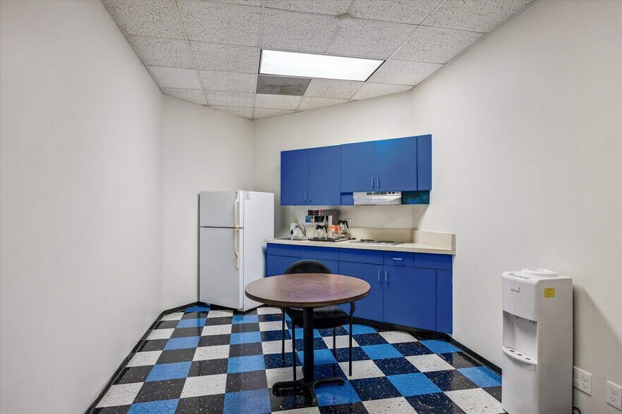 More Photos Of 4625 Lillian St, Houston Office For Lease