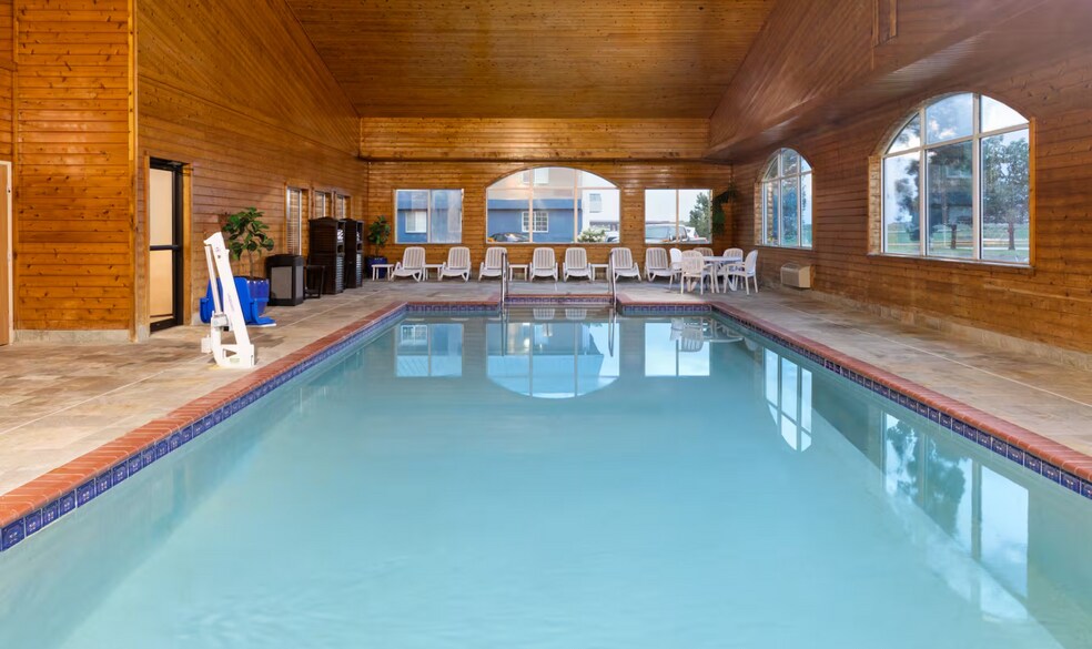 More Photos Of 2210 West St S, Grinnell Hotel For Sale
