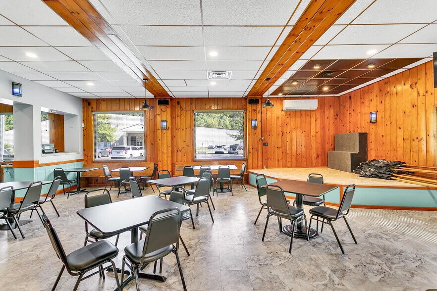 More Photos Of 715 Craigdell Rd, New Kensington Bar For Sale