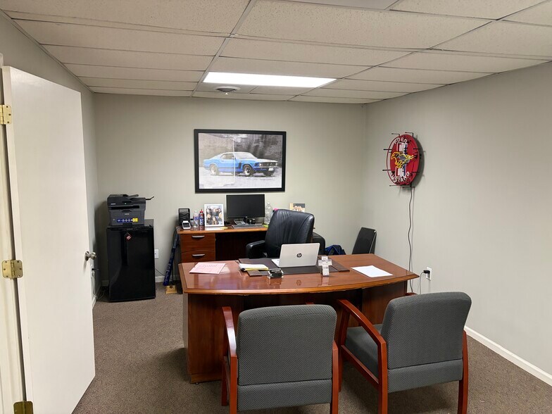 More Photos Of 533 N Lindenwood Dr, Olathe Warehouse For Sale