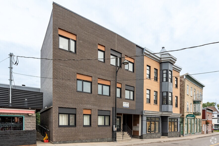 Primary Photo Of 446 Rue Saint-Vallier O, Québec Storefront Retail Residential For Sale