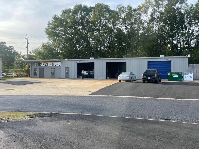 More Photos Of 11859 Florida Blvd, Baton Rouge General Retail For Lease